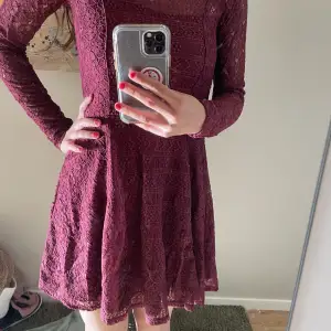 Vinröd spets klänning 💌