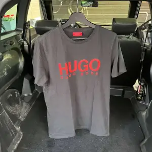 Hugo Boss T-Shirt Nytt pris: 650kr Mitt pris: 350kr Skick: 8/10 Färg: Svart med röd text Storlek: M 
