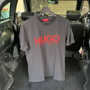 Hugo Boss T-Shirt - Hugo Boss T-Shirt Nytt pris: 650kr Mitt pris: 350kr Skick: 8/10 Färg: Svart med röd text Storlek: M 