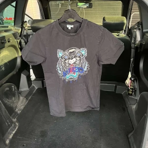 Kenzo t-shirt - Kenzo t-shirt Nytt pris: 700kr Mitt pris: 300kr Skick: 7/10 Storlek: xs Färg: Svart