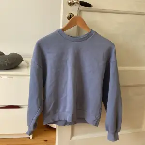 Denna tröja är använd några gånger men ser ut som ny och är i bra skick!! #ginatricot #blå