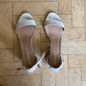 Klackar  - Fina klackar i storlek 41. Använda 2 gånger, kommer putsas och tvättas finare innan leverans. 