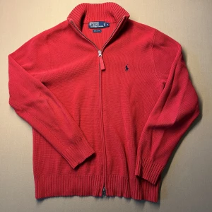 Ralph Lauren fullzip - Riktigt skön Ralph lauren fullzip i nästan helt nyskick. Riktigt nice modell i röd färg. Storlek S. Fler frågor kontakta gärna!