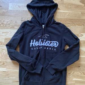 Super snygg svart zip up hoodie från hollister💗  Har inga hål eller fläckar och är i bra skick! 