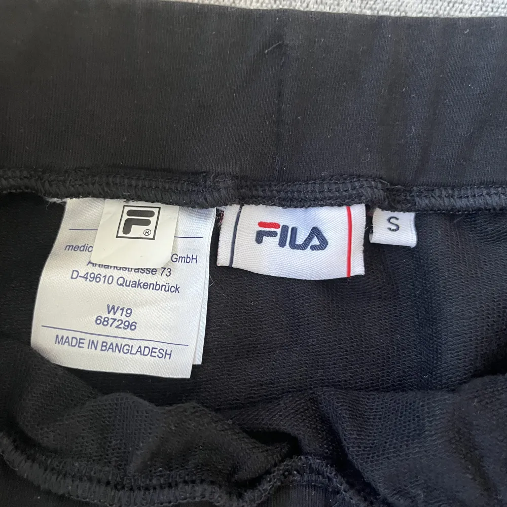 Svart kort tight fila kjol stl S I mycket fint skick knappt använd! Djur o rökfritt hem. Köpare str för frakt. Swish betalning.. Kjolar.