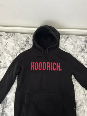Hoodrich Hoodie - Säljer en tvärskön svart Hoodrich hoodie. Den är i bra skick och är knappt använd. Det är storlek M men skulle säga att den sitter bra på någon med storlek S också. Passar både killar och tjejer.