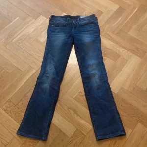 Lågmidjade jeans - Säljer denhär jätte lågmidjade jeansen från G-Raw. Använda men i bra skick utan defekter. De passar inte så har tyvvär ingen bild på. Midjemått: 38 cm rakt över  Innerbensmått: 80 cm Benmått:99 cm