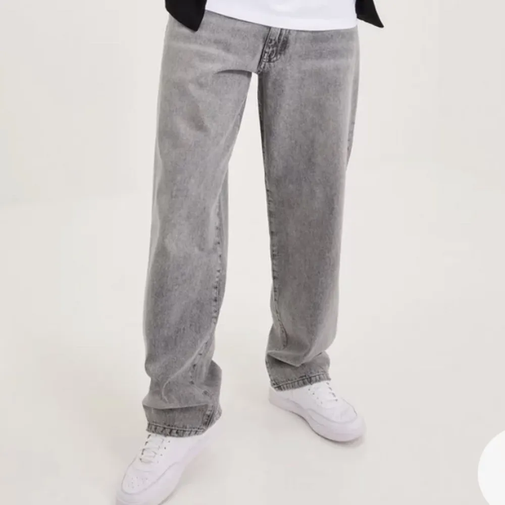 Säljer helt oanvända byxor för dem är för långa passar dig som är 180-185 cm perfekt! Nypris: 1000 kr från nylman. Namn:LEROY ASH GREY JEANS . Jeans & Byxor.