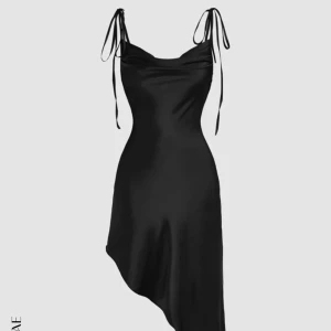 Klänning - Jättefin klänning i satin, aldrig använd