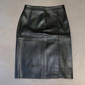 Mango leather skirt - ***price negotiable*** Size: EUR 36 / USA 4 / MEX 3 Colour: Black