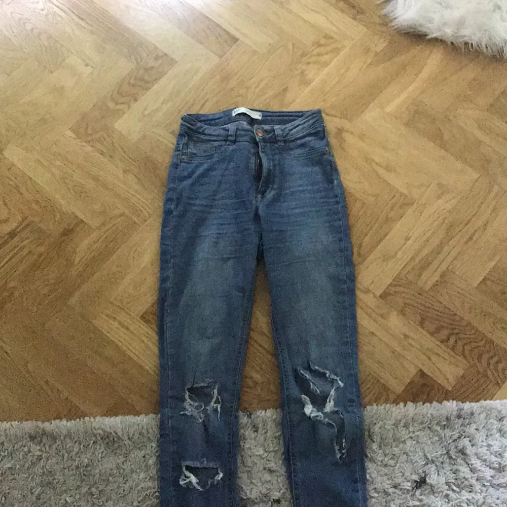 Ett par jeans har inte använt från gina tricot  gillar inte längre💗💞. Jeans & Byxor.
