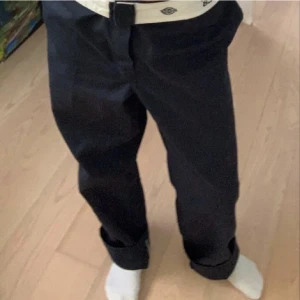 svarta dikies byxor 34/32  - säljer dessa otroligt fina byxorna från dikies. passformen är loose och dom bär storleken 34/32 jag har stl L och dessa passar utmärkt, byxorna har lite defekter men inget man indirekt märker. ny pris 699kr