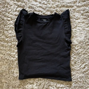 Tröja - Svart tröja med vingar från lager 157❤️88kr inklusive frakten!🌸tvättas innan den skickas.