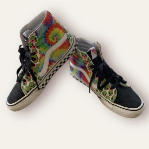 Vans Ski8-Hi custom sneakers - Custommizade vans. Köpta för 1400 kr. Använt få gånger, nästan som nya.  Dem är i fint skick! Storlek 38,5 men passar som 39. Köp nu!