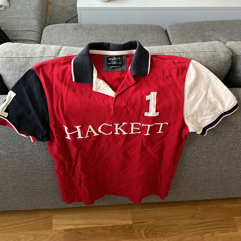 Hackett pike i storlek M. Passar också S Fint skick. T-shirts.