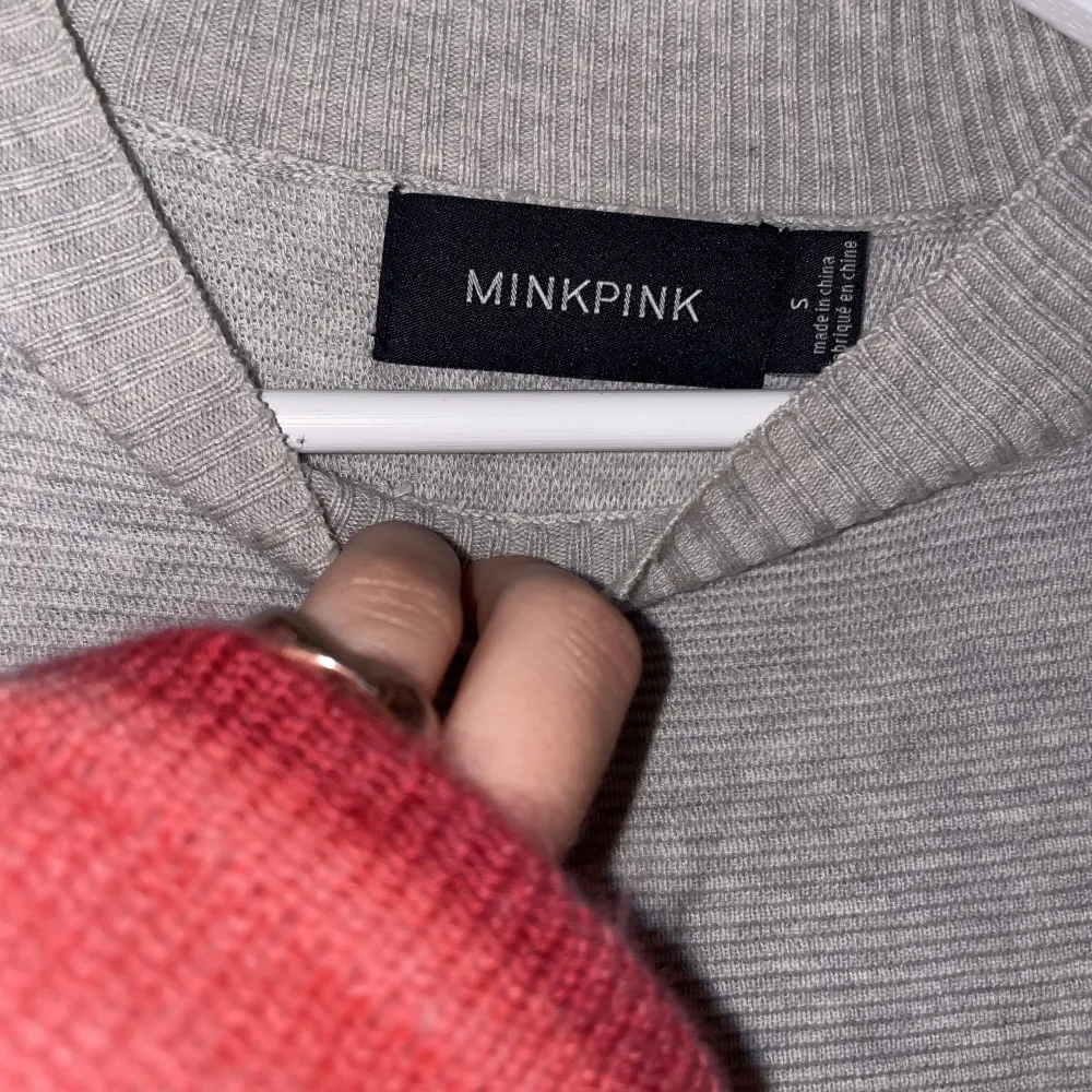 Grå klänning från Minkpink köpt för några år sedan på Urban outfitters för ca 850kr. Använd men i perfekt skick, säljer för att den har blivit för liten för mig tyvärr. (Lånade bilder på när Kylie Jenner hade på samma klänning) . Klänningar.