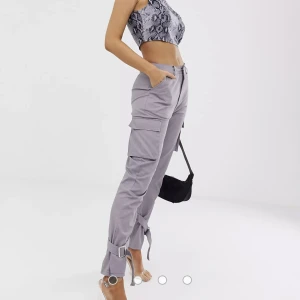 Cargobyxor - Stilrena cargobyxor från Missguided i grå/lila färg, storlek 44 men passar 42-44. Aldrig använda! Etiketten är kvar. Ordpris runt 400kr