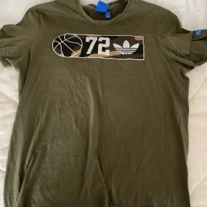 Grön adidas tröja💚 - En super bekväm och fin grön adidas tröja💚 den anpassar sig till kroppsformen och är perfekt för att träna!