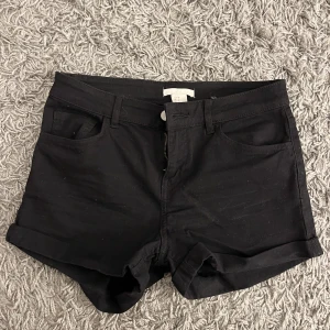 Svarta jeansshorts - Säljer ett par svarta jeansshorts från H&M i storlek 34. Säljs då de är för små för mig. Säljs för 40kr plus frakt TRYCK INTE PÅ KÖP NU