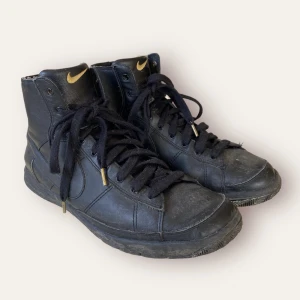 Vintage Svarta Nike Sneakers - Gamla Nike skor från tidigt 2000-tal i väldigt bra skick. Utsidan kan dock tvättas något. Skosnörena är original! För fler bilder kontakta mig :)