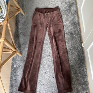 Sjukt snygga Juicy byxor! - Säljer dessa bruna Juicy Couture byxor i storlek xxs🤟 Inte ofta tvättade så materialet är som nytt. Frakten betalas av köparen💗 