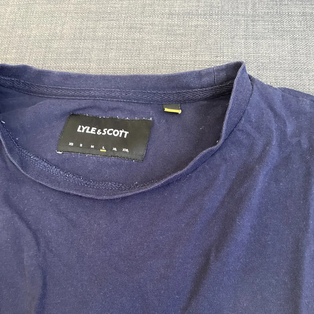 Mörkblå lyle & scott t-shirt.  Storlek L. Står för tvätt och strykning innan leverans.. T-shirts.