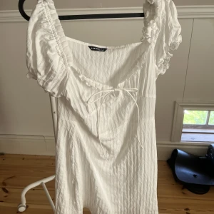 Vit klänning säljes - Vit klänning, passar kanske till student eller examen. Storlek S 50kr