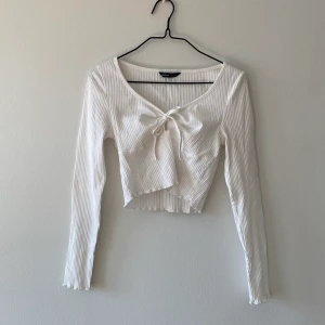 Vit top med snöre - En fin vit långärmad top från SHEIN. I fint skick. För mått var god kontakta mig!