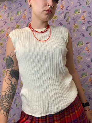 Linne från Arket  - Fint ribbat linne från arket, storlek large, passar på mig som har small i storlek vanligtvis. Då den är ribbad stretchar den också ut en del! 