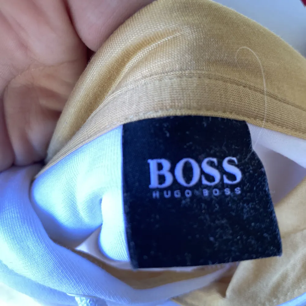 Vit Hugo Boss hoodie i storlek M använd 1 gång. Nypris 1999kr. Hoodies.