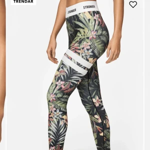 Träningstights - Väldigt somriga och snygga Träningstights från stronger i storlek S. Supersnygg passform som drar in midjan jättefint. Säljer då jag inte tränar så mycket längre. 