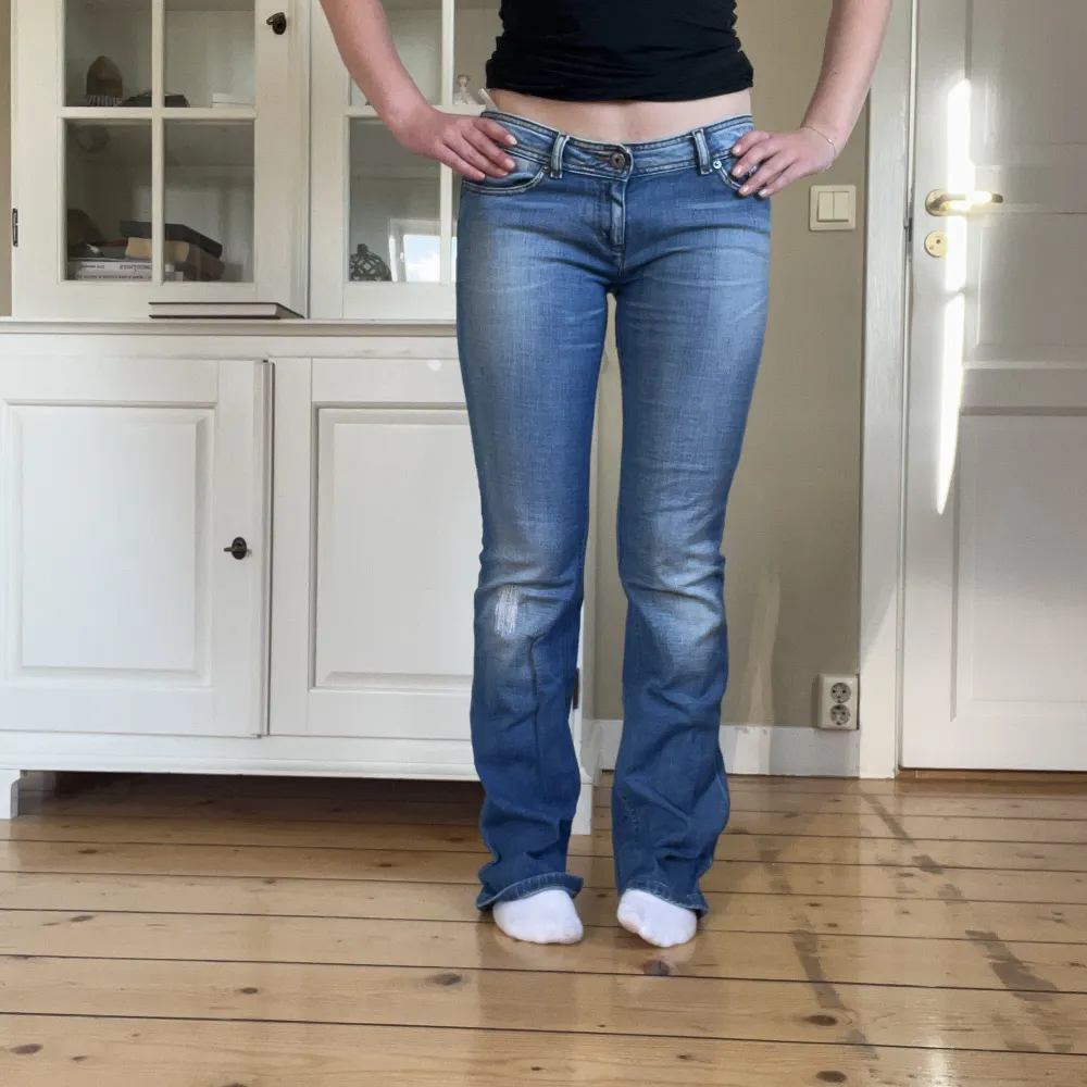 Jättefina lågmidjade jeans från dolce&gabbana!🌸Skulle säga att de är storlek M. Jag brukar ha 28/29 vanligtvis i jeans❤️‍🔥 Skicka för fler bilder/frågor! Kan mötas på Odenplan eller frakta💓. Jeans & Byxor.