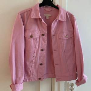 Bubbelgums rosa jeansjacka, så fin, i storlek 36 från H&M. Väldigt bra skick! Lite over sized i modellen. 