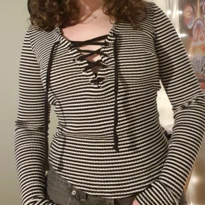 Randig tight Gina Tricot "korsett" tröja - Fin och skön randig Gina Tricot tröja som inte säljs längre. Väl använd men är i otroligt bra sick. Sitter jättefint på kroppen. Skriv gärna innan du trycker på köp nu <3