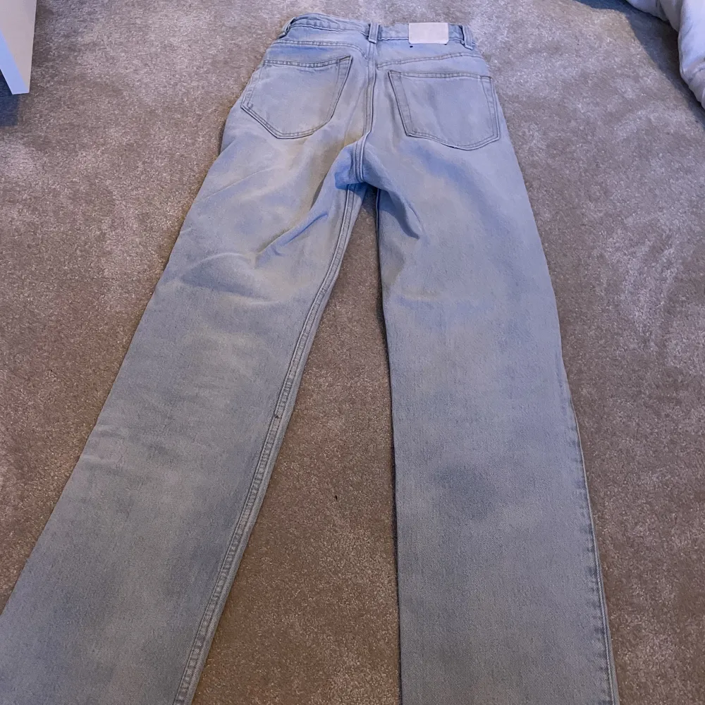 Raka ljusa jeans från Weekday🫶🏼💕. Jeans & Byxor.