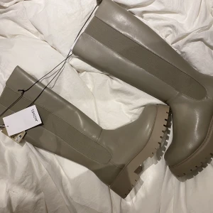 Monki boots - Helt nya beställda från monki. Fel storlek därav säljer jag nu dom.  Färgen är grå/brun beige blandning, jättefin färg.