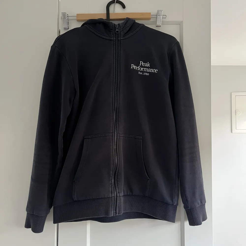 Peak Performance hoddie, Bra skick, storlek 160, köpt för 800kr, Ni står själva för frakten. . Hoodies.