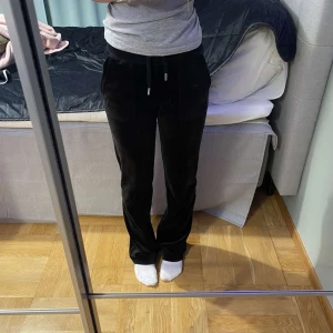 Svarta juicy couture  - Säljer mina svarta juicy byxor i storlek xs. Superbra skick och  köpte dom i januari i år! !!betala inte med ”köp nu” utan kontakta mig❤️