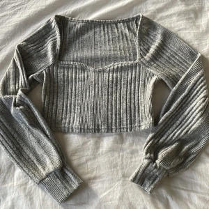 Långärmad kort top - Ny top, aldrig använd bara provad då den var för liten (som kanske syns på bilden) Skulle vara en S men passar nog bättre till någon med lite mindre byst än jag. (Jag har 75D)