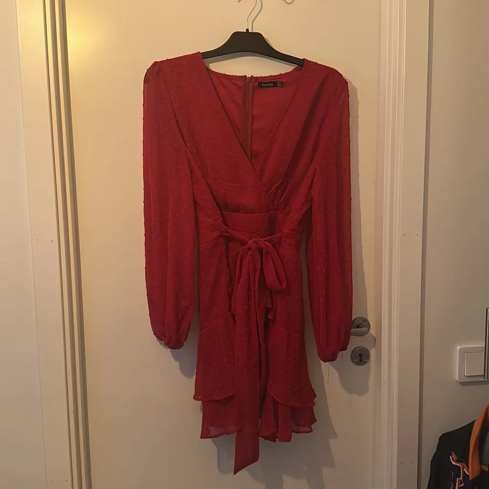 Röd klänning, köpt på boohoo. Klänningar.