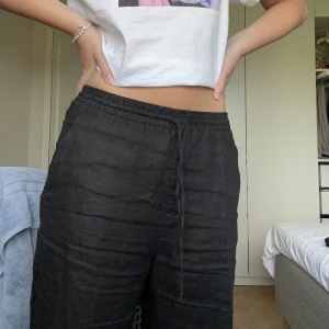 Svarta linnebyxor  - Svarta linnebyxor från Zara, i väldigt bra skick💛nypris 600kr