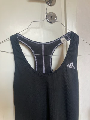 Adidas linne - Svart adidas linne i storlek 36/S, frakt ingår ej i priset! TAR EMOT PRISFÖRSLAG