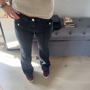Hm byxor/jeans - INTRESSEKOLL på mina superfina byxor från hm!! Jättesnygga och jättebra skick, endast använda 2 gånger, känner dock att de är lite stora på mig så funderar på att sälja❤️ nypris 229 kr och de är slutsålda på hemsidan. Skriv gärna vad ni hade kunnat betala❤️