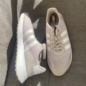 Nya adidasskor - Endast testade, stått i garderoben länge! Storlek 38 2/3. Luftiga och sköna.