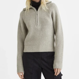 Ribbstickad Tröja  - Denna mysiga tröja är i väldigt bra skick! Passar bra till alla årstider och tillfällen🤩 