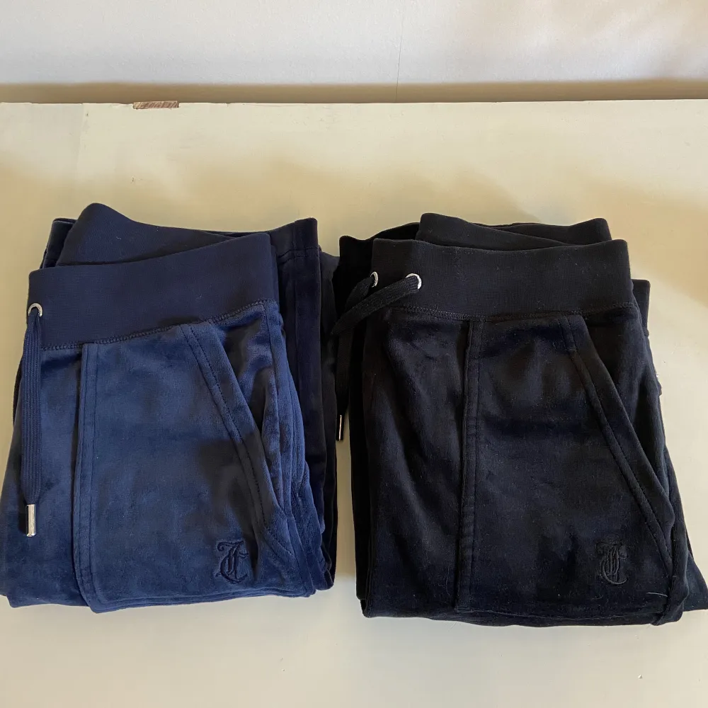 Köpta våren 2020. De blåa är inte använda alls och de svarta är använda 2-3 gånger. Säljer pga inte min stil alls. Ett par för 600 och båda för 1100kr!🌷. Jeans & Byxor.