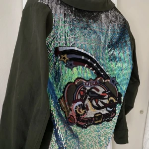 Zara jacka ⭐️ - Säljer nu denna väldigt coola jackan som är köpt här på plick men säljer då den tyvärr inte passade mig.💗 (Lånade bilder)