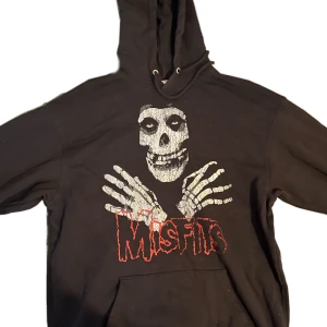 Punk, Misfits Hoodie - Semi-baggy Misfits merch perfekt inför hösten! Märket är VAILENT (köpt från Carlings). Frakten står du för, DM:a vid intresse och priset går alltid att diskutera!