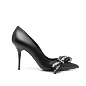 Love moschino pumps - Supersöta med rosett  Köpt för 2600kr Säljer för 1800kr Pris diskuteras vid snabbköp