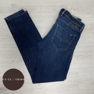 Jeans Diesel  - Liknande plagg finns på min hemsida! Diesel Industry jeans i skön mörkblå tvätt. Helt perfekt condition (9,5/10) ser helt nya ut när de sitter på! Modellen är 178 och 65kg. Skriv gärna o ställ frågor vid intresse🟫. Sjukt värt nya dieseljeans kostar 1400+